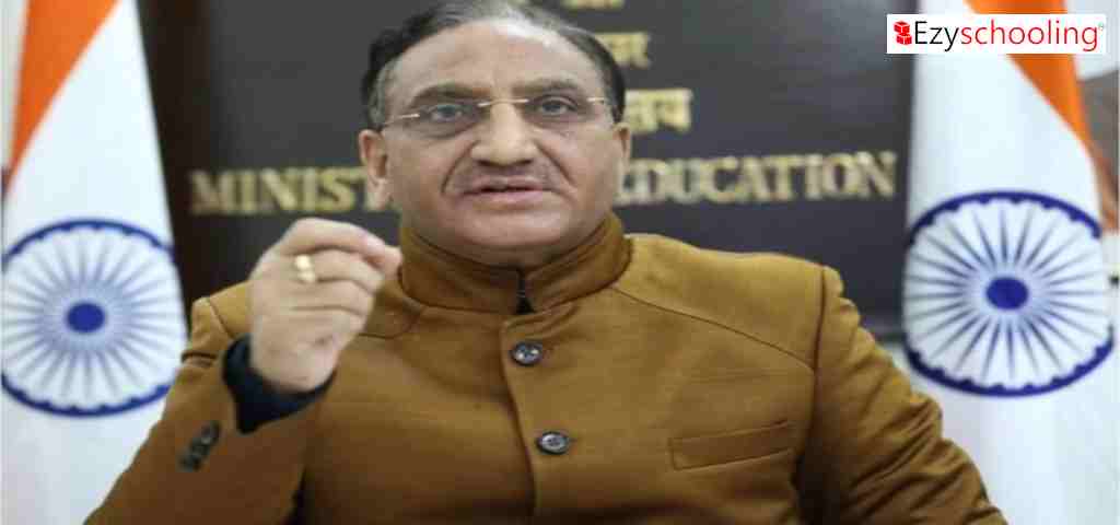 Education Minister Goes Live: Students Asked Many Questions
