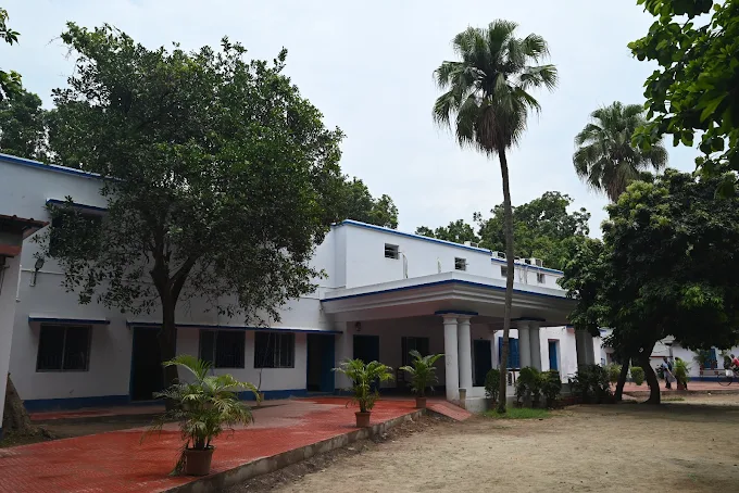 Modern English Academy school campus photo