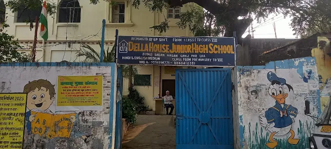 Della House Junior High School school campus photo