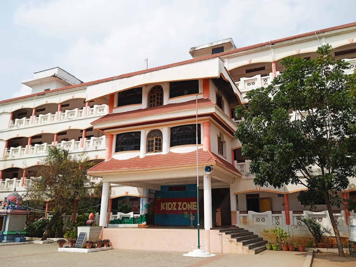 Sri Ramakrishna Girls' Matriculation Higher Secondary School school campus photo