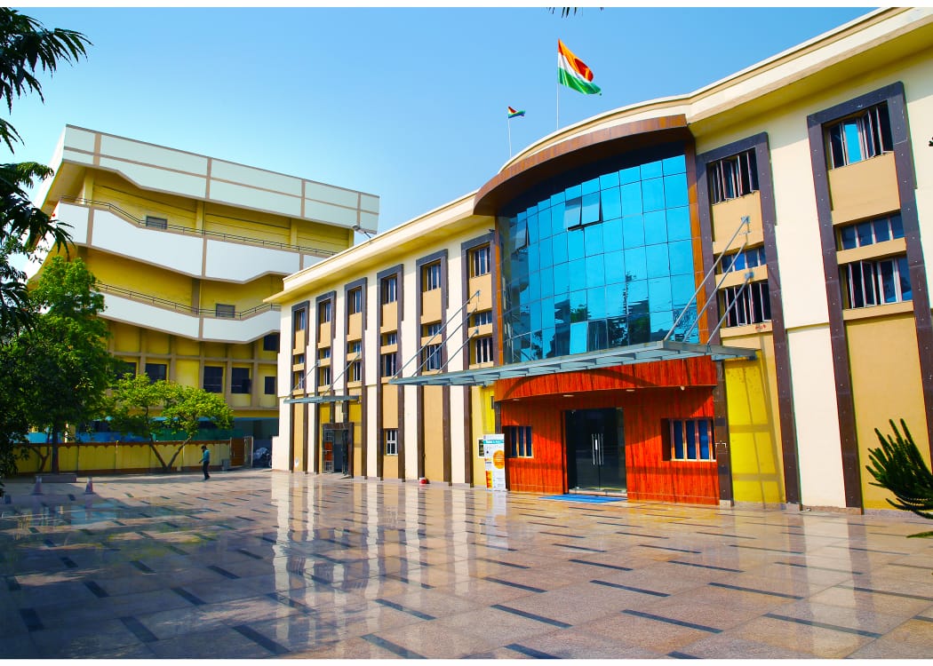 Modern School school campus photo