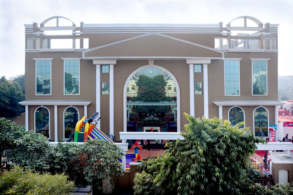 PRESIDIUM School school campus photo