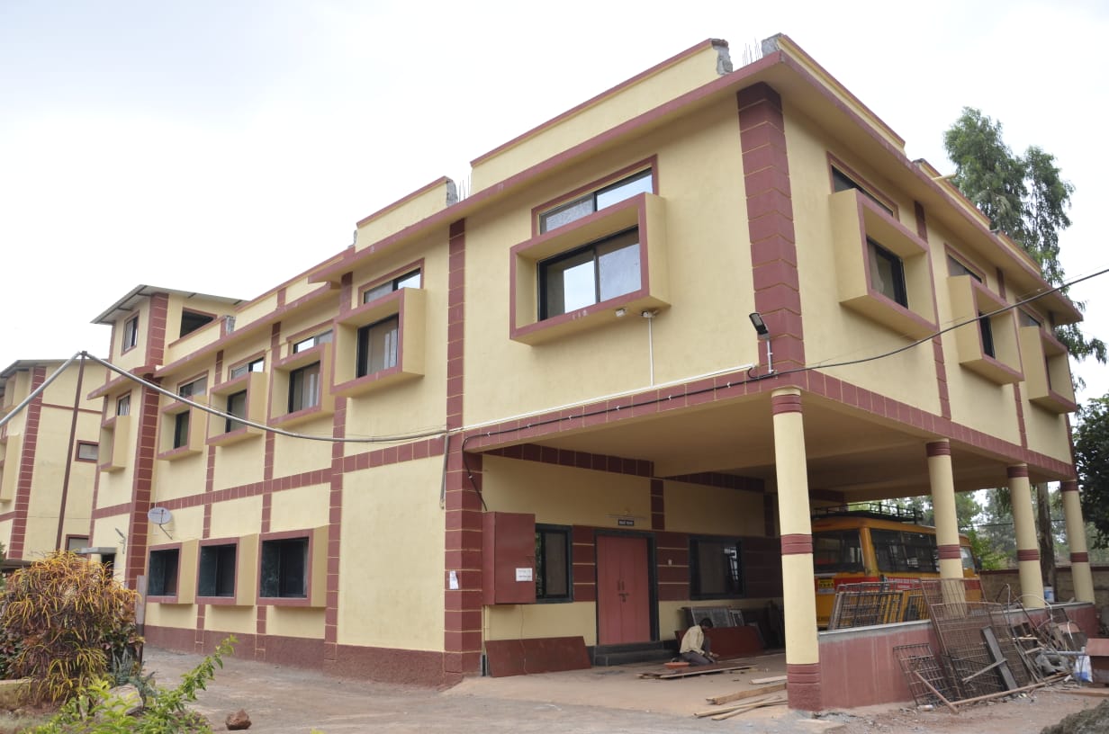 Cambridge High School school campus photo