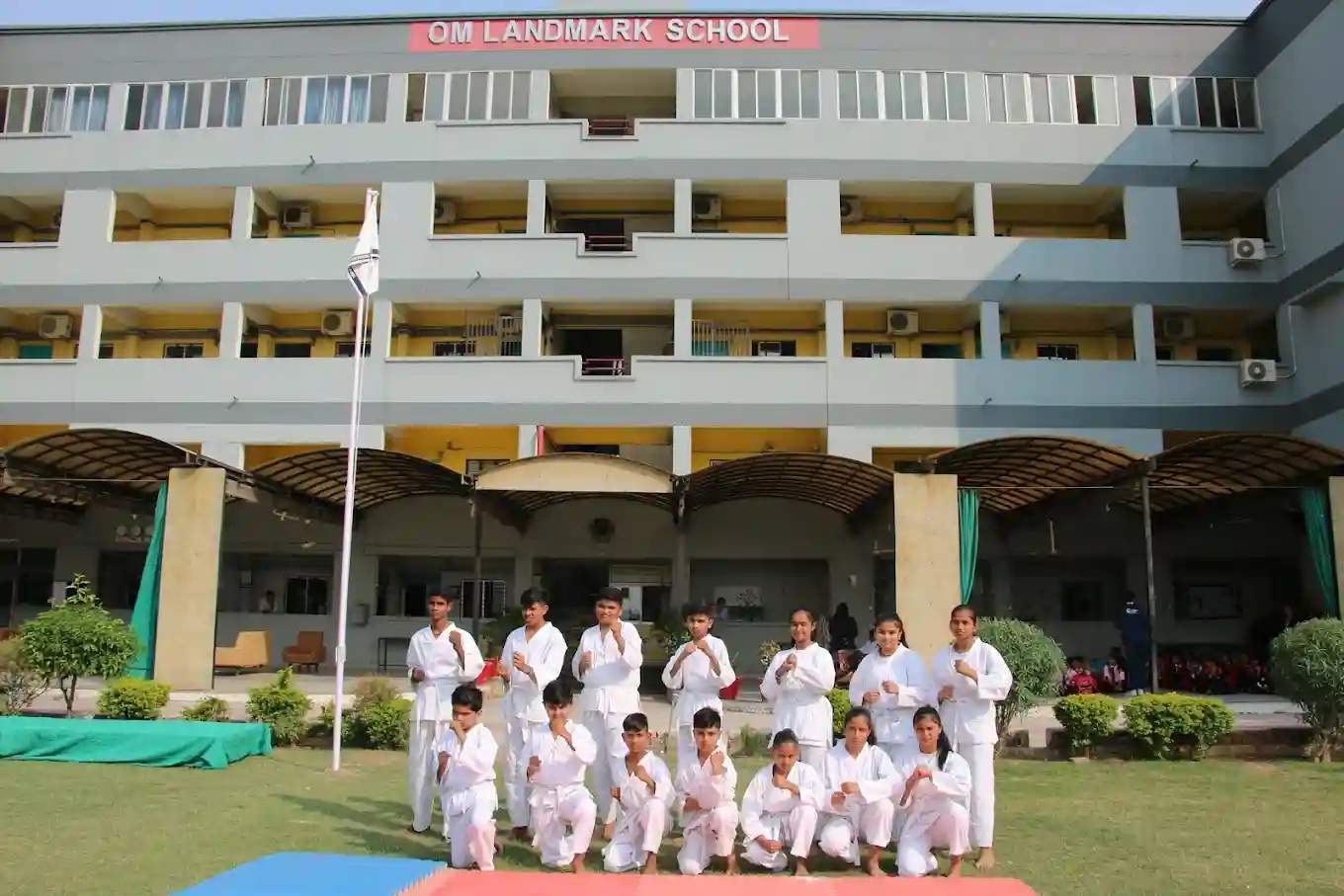 Om Landmark School 8