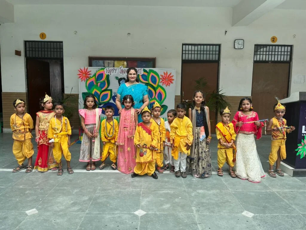 Lucknow Model Public School 12